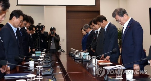 President Moon Jae-in (R) holds a moment of silence in honor of the victims of a chartered fishing boat accident before holding a weekly meeting with his top aides at the presidential office Cheong Wa Dae in Seoul on Dec. 4, 2017. (Yonhap)