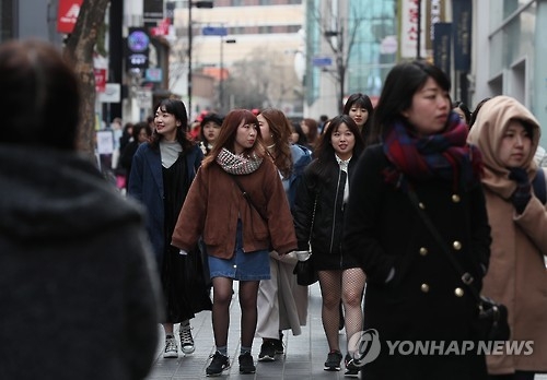 This undated file photo shows foreign tourists in Seoul's Myeongdong shopping district. (Yonhap) 