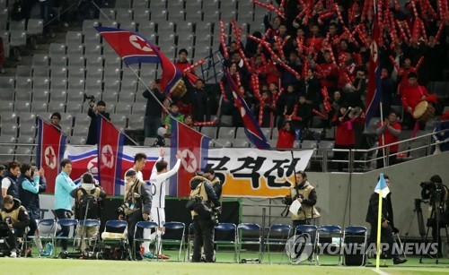 South Korean football players wave to North Korea supporters at Ajinomoto Stadium in Tokyo on Dec. 12, 2017, after they beat North Korea 1-0 at the EAFF E-1 Football Championship. (Yonhap)