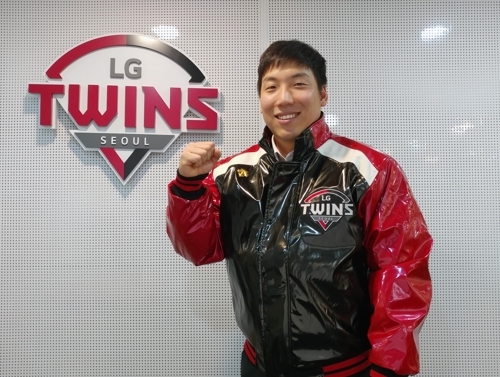 Kim Hyun-soo signs ￦11.5-billion deal to stay with LG Twins