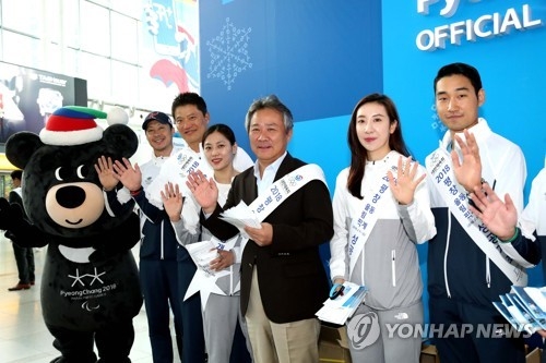 Korean Sport & Olympic Committee (KSOC) President Lee Kee-heung (3rd from R) promotes the 2018 PyeongChang Winter Games with athletes at Seoul Station in this photo provided by the KSOC on Sept. 30, 2017. (Yonhap)