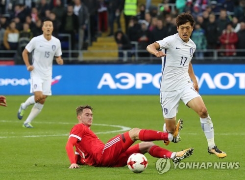 In this file photo taken Oct. 7, 2017, South Korean midfielder Lee Chung-yong (R) dribbles past a Russian player during the international friendly football match between South Korea and Russia at VEB Arena in Moscow. (Yonhap)