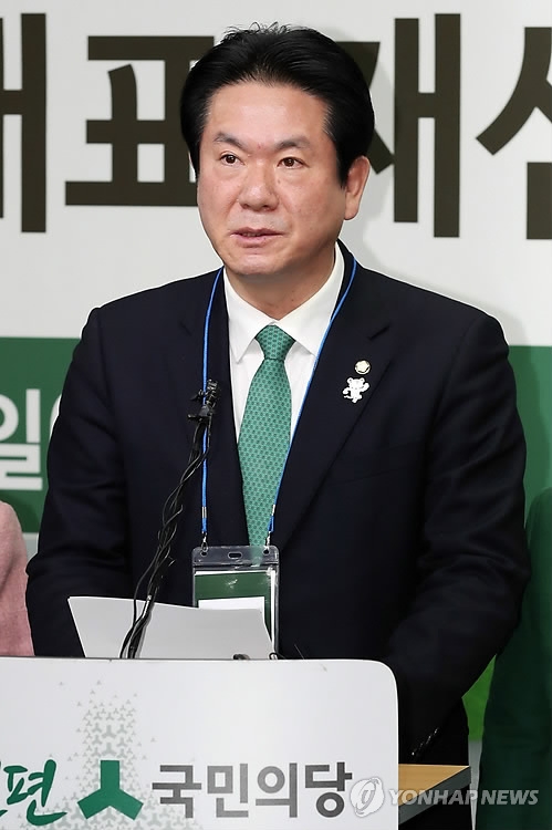 Rep. Lee Dong-sup of the People's Party announces the result of a vote on Dec. 31, 2017, showing 74.6 percent of party members in favor of a merger with another minor camp, the Bareun Party. (Yonhap)