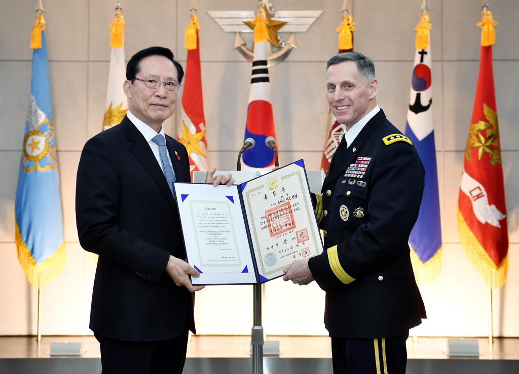 South Korean Defense Minister Song Young-moo (L) and Lt. Gen. Thomas S. Vandal, commander of the U.S. Eighth Army, pose for a photo, provided by the defense ministry, at a ceremony in Seoul on Jan. 4, 2018. (Yonhap)