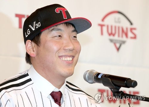 In this file photo taken on Dec. 21, 2017, LG Twins outfielder Kim Hyun-soo smiles during his introductory press conference in Seoul. (Yonhap)