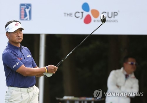 In this file photo taken Oct. 19, 2017, South Korea's Choi Kyoung-ju watches his tee shot on the first hole during the first round of the CJ Cup@Nine Bridges tournament on the PGA Tour at the Club at Nine Bridges in Seogwipo, Jeju Island. (Yonhap)