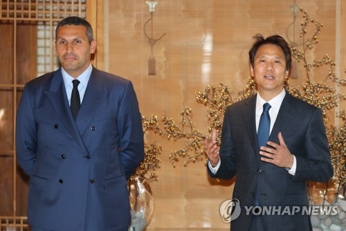 South Korean Presidential Chief of Staff Im Jong-seok (R) and Khaldoon Al Mubarak, a special envoy of the United Arab Emirates, hold a joint press event following their bilateral talks in Seoul on Jan. 9, 2018. (Yonhap)