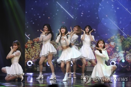 K-pop group Oh My Girl performs on stage during a media showcase for its fifth EP, "Secret Garden," at Shinsegae Mesa Hall in central Seoul on Jan. 9, 2018. (Yonhap)