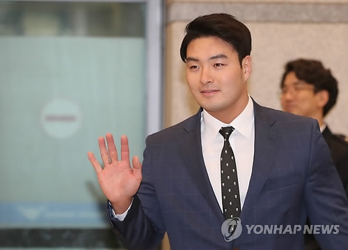 South Korean baseball player Park Byung-ho waves to fans after arriving at Incheon International Airport from Chicago on Jan. 9, 2017. Park has ended his two-year stint with the Minnesota Twins to rejoin his old South Korean club, Nexen Heroes. (Yonhap)