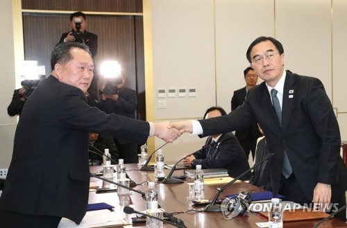 South Korea's Unification Minister Cho Myoung-gyon (L) shaking hands with his North Korean counterpart Ri Son-gwon at their Panmunjom talks on Jan. 9, 2018, in this photo taken by the Joint Press Corps. (Yonhap)