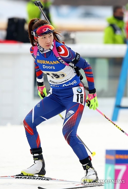 In this file photo, South Korean biathlete Mun Ji-hee observes a shooting target while competing at the IBU World Cup in PyeongChang on March 5, 2017. (Yonhap)