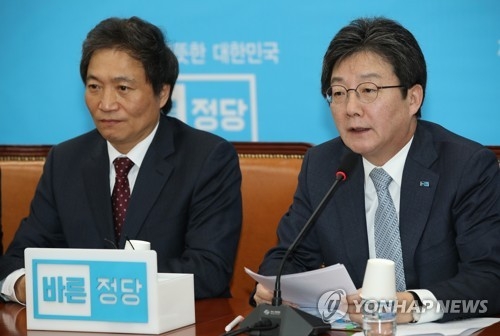 Yoo Seong-min (R), the leader of the minor opposition People's Party, speaks during a party meeting at the National Assembly in Seoul on Jan. 11, 2018. (Yonhap)