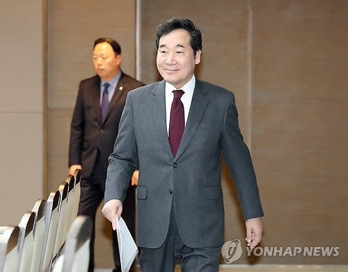 Prime Minister Lee Nak-yon enters a meeting room for a weekly policy coordination session on Jan. 11, 2018. (Yonhap)