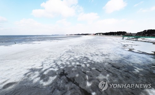 A port in the western city of Hwaseong is frozen amid a cold spell on Jan. 11, 2018 (Yonhap)