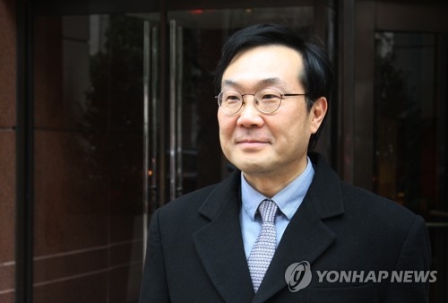Lee Do-hoon, South Korea's special representative for Korean Peninsula peace and security affairs, leaves Dulles airport near Washington on Jan. 10, 2018. (Yonhap)