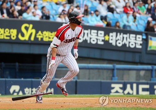 LG Twins DH Park Yong-taik (39) notches career hit #2,319, surpasses Yang  Joon-hyuk as new career hits leader in South Korean Baseball. : r/baseball