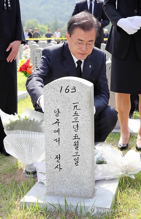 (LEAD) Moon to push for recovery of remains of war dead in DMZ