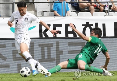 South Korean forward Son Heung-min (L) dribbles past Ronald Raldes of Bolivia during South Korea's World Cup tuneup match at Tivoli-Neu Stadium in Innsbruck, Austria, on June 7, 2018. (Yonhap)