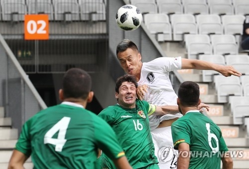 South Korea's Kim Shin-wook (2nd from R) vies for the ball with Bolivian players during a World Cup tuneup match against Bolivia at Tivoli-Neu Stadium in Innsbruck, Austria, on June 7, 2018. (Yonhap)