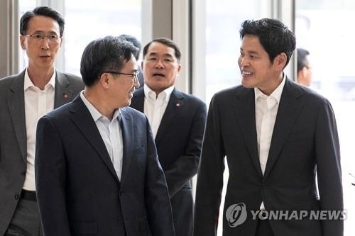 Finance Minister Kim Dong-yeon (L) talks with Shinsegae Vice Chairman Chung Yong-jin during a visit to Starfield, the country's largest shopping complex, in Hanam, east of Seoul, on June 8, 2018. (Yonhap)