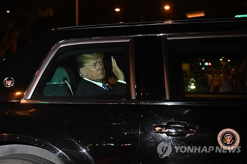 U.S. President Donald Trump heads to the Shangri-La Hotel in Singapore after arriving in the country on June 10, 2018, in this photo provided by AFP. (Yonhap)