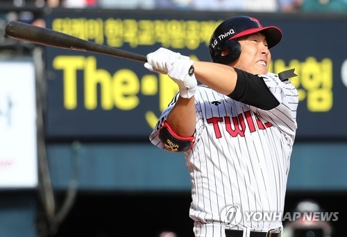 In this file photo from May 20, 2018, Kim Hyun-soo of the LG Twins hits a solo home run against the Hanwha Eagles in the bottom of the seventh inning of a Korea Baseball Organization regular season game at Jamsil Stadium in Seoul. (Yonhap)