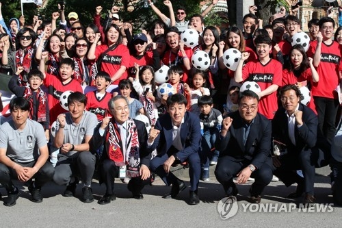 South Korea national football team head coach Shin Tae-yong (4th from L, front row) poses for a group photo with national team staff and South Korean residents after arriving at New Peterhof Hotel in Saint Petersburg, Russia, on June 12, 2018. (Yonhap)