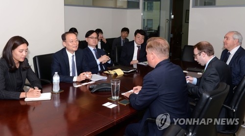 Paik Un-gyu (second from L), South Korean minister of trade, industry and energy, holds a meeting with Matt Blunt, president of the American Automotive Policy Council, in Washington D.C. on June 29, 2018, to discuss U.S. tariffs on imported autos in this photo provided by the ministry. (Yonhap) 