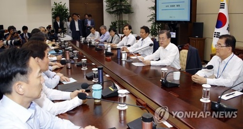 President Moon Jae-in (second from R) speaks in a weekly meeting with his top aides held at his office Cheong Wa Dae in Seoul on July 2, 2018. (Yonhap)