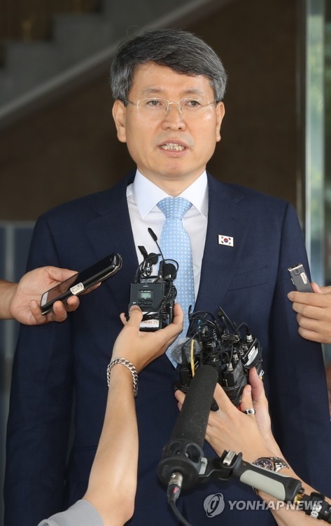 Ryu Kwang-soo, vice minister of the Korea Forest Service, speaks to reporters before leaving for talks with North Korea on July 4, 2018. (Yonhap)