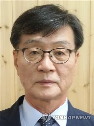 Hwang Ho-seon, a former professor of Pukyong National University, was appointed the inaugural CEO of the Korea Ocean Business Corp., a state-run agency tasked with supporting the local shipping and shipbuilding industry, shown in the photo provided by the Ministry of Oceans and Fisheries on June 28, 2018. (Yonhap) 