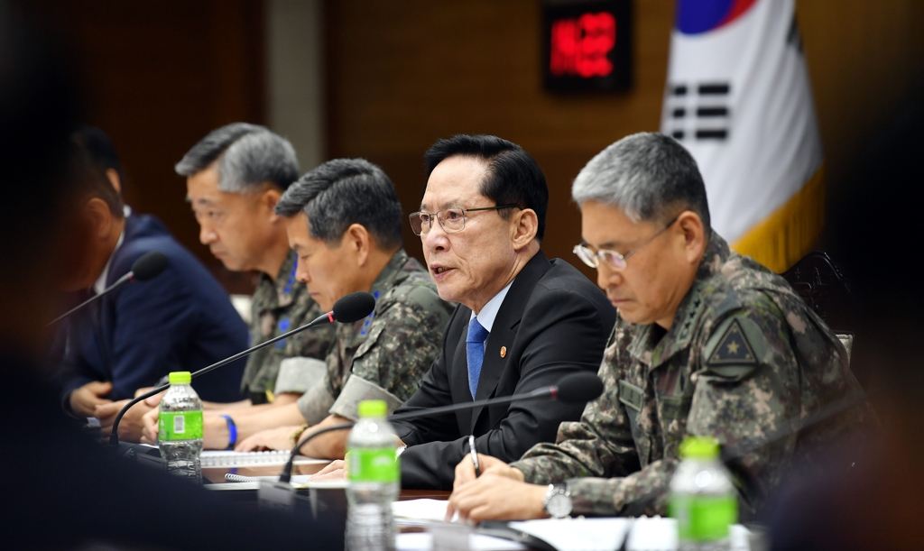 Defense Minister Song Yong-moo (2nd from R) speaks during a meeting of top ministry and military officials at the ministry's building in Seoul on July 4, 2018, in this photo provided by his office. (Yonhap)