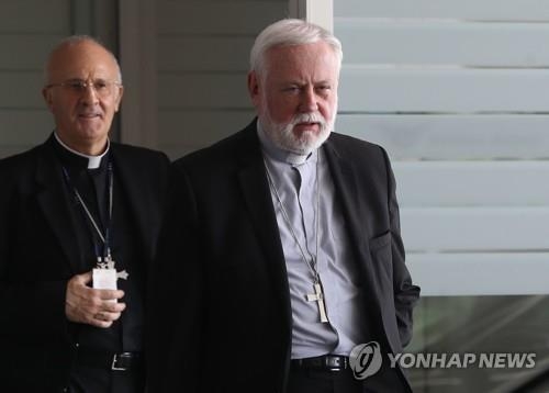 The Vatican's top diplomat, Archbishop Paul Gallagher (R), arrives at Incheon International Airport on July 4, 2018, for his six-day visit to South Korea. (Yonhap)