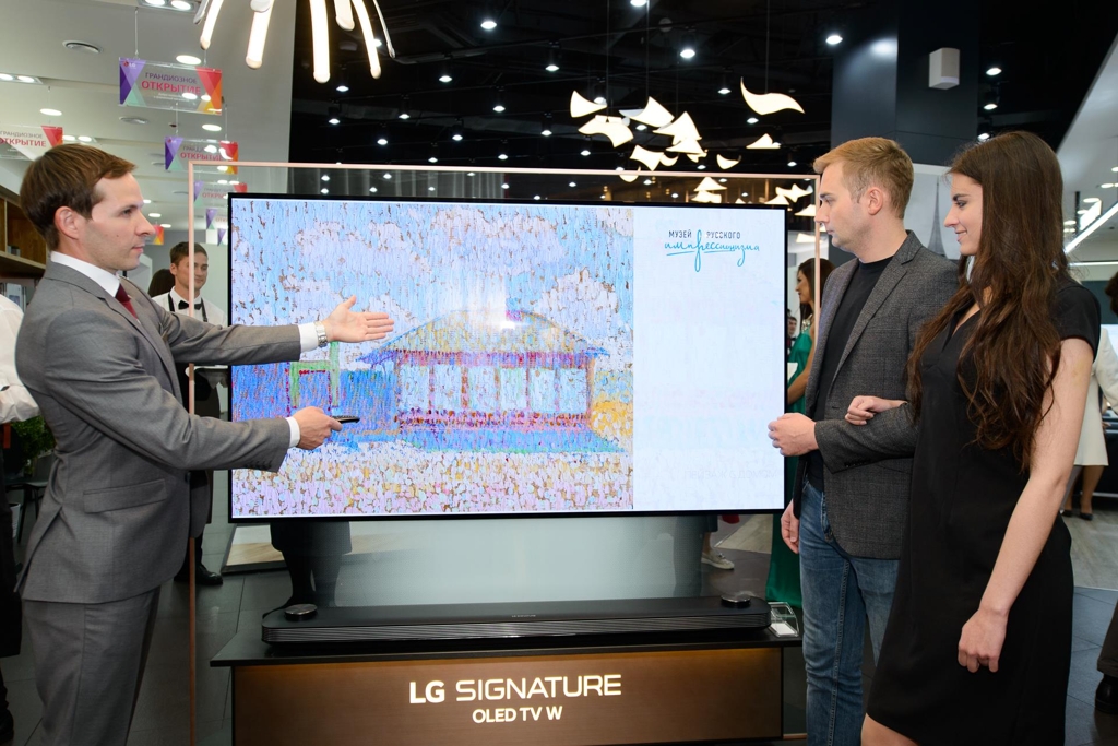 Models pose with LG Electronics Inc.'s OLED TV in Moscow-based premium shop in this photo released by the company on July 5, 2018. (Yonhap)