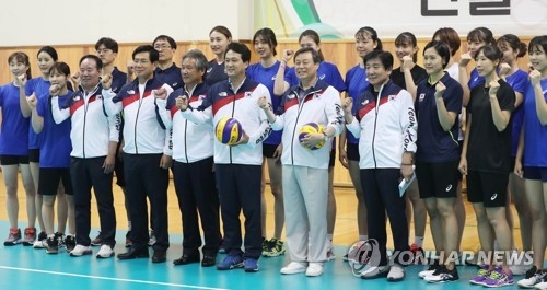In this Joint Press Corps photo, South Korean Sports Minister Do Jong-whan (front row, fourth from R) poses with the members of the women's national volleyball team during his visit to the Jincheon National Training Center in Jincheon, 90 kilometers south of Seoul, on Aug. 2, 2018. (Yonhap)