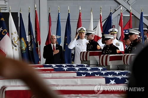 This Reuters photo shows U.S. Vice President Mike Pence (L) at a ceremony marking the return of American troops' remains from North Korea at Joint Base Pearl Harbor-Hickam, Hawaii, on Aug. 1, 2018. (Yonhap)