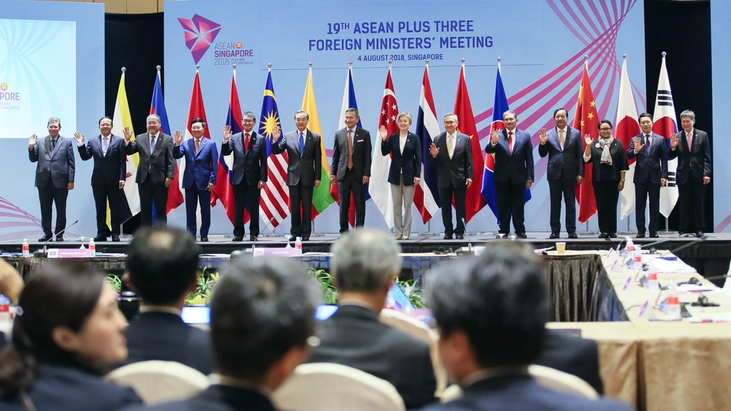 The foreign ministers of the ASEAN Plus Three member states pose for a photo in Singapore on Aug. 4, 2018, in this photo provided by South Korea's Ministry of Foreign Affairs. (Yonhap)