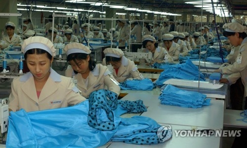 This file photo shows North Korean workers at the Kaesong industrial park before its closure. (Yonhap)