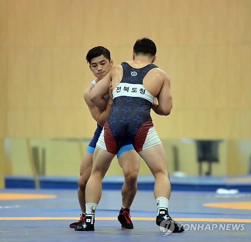 This file photo taken Aug. 9, 2018, shows South Korean wrestler Kim Hyeon-woo (L) sparring at the National Training Center in Jincheon, North Chungcheong Province, for the 18th Asian Games in Indonesia. (Yonhap)