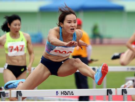 This photo provided by the Korea Association of Athletics Federations on June 14, 2018, shows South Korea's Chung Hye-rim competing in the women's 100m hurdles at the Korean Open in Yecheon, North Gyeongsang Province. (Yonhap)
