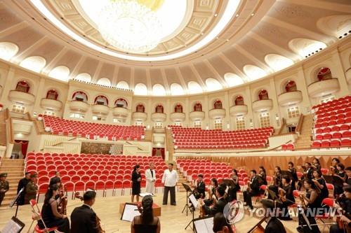 This photo released by the Rodong Sinmun on Oct. 11, 2018, shows North Korean leader Kim Jong-un visiting the newly renovated Samjiyon Orchestra Theater in Pyongyang. (For Use Only in the Republic of Korea. No Redistribution) (Yonhap)