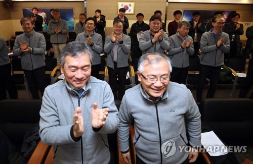 Officials at the Korea Aerospace Research Institute (KARI) in South Korea's central city of Daejeon cheer after making the first contact with the country's geostationary weather satellite, the Chollian-2A, on Dec. 5, 2018. (Yonhap)