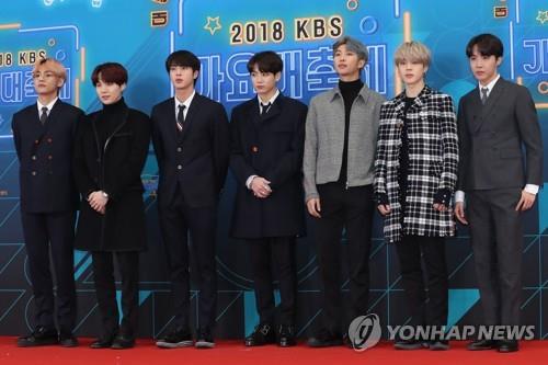 This image shows the members of BTS posing for photos during a red carpet event ahead of the 2018 KBS Song Festival on Dec. 28, 2018. (Yonhap) 