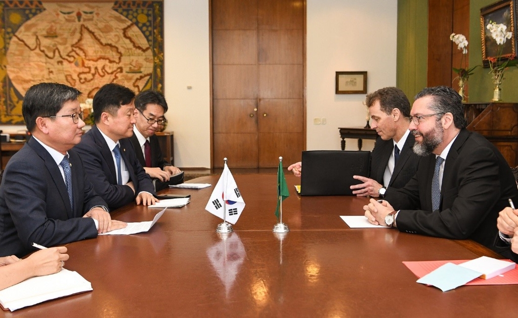 Rep. Jeon Hae-cheol (L), a South Korean special envoy, talks with Brazil's new foreign minister, Ernesto Araujo, in Brasilia on Jan. 1, 2019, in this photo provided by Seoul's foreign ministry. (Yonhap)
