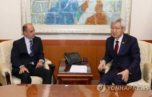 South Korean Vice Foreign Minister Lee Tae-ho (R) talks with Tomas Ojea Quintana, the U.N. special rapporteur on human rights in North Korea, in Seoul on Jan. 7, 2019. (Yonhap)