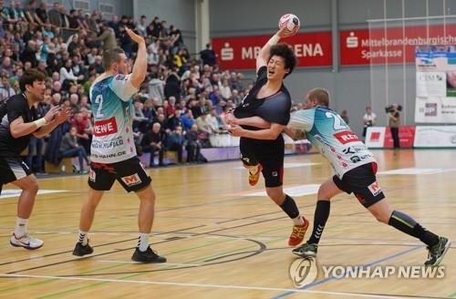 In this DPA photo, Kang Jeong-gu of the unified Korean men's handball team (2nd from R) takes a shot in a test match against a German club in Berlin on Jan. 7, 2019, in preparation for the world championship. (Yonhap)