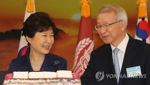 Former President Park refuses to be questioned over judicial power abuse scandal - 1