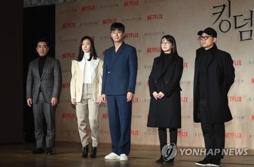 Actor Ryu Seung-ryong, actress Bae Doo-na, actor Ju Ji-hoon, screenwriter Kim Eun-hee and director Kim Seong-hun (from L) pose for photos during a press conference on Jan. 21, 2019, held to announce the release of the first Korean edition of the Netflix Original series "Kingdom." (Yonhap)