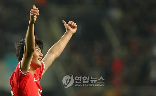 This file photo taken on Oct. 14, 2009, shows South Korea national football team midfielder Ki Sung-yueng celebrating his goal against Senegal in a friendly match in Seoul. (Yonhap)