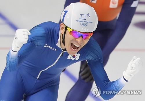 In this file photo from Feb. 24, 2018, Lee Seung-hoon of South Korea celebrates his gold medal in the men's mass start speed skating race at the PyeongChang Winter Olympics at Gangneung Oval in Gangneung, 240 kilometers east of Seoul. (Yonhap)
